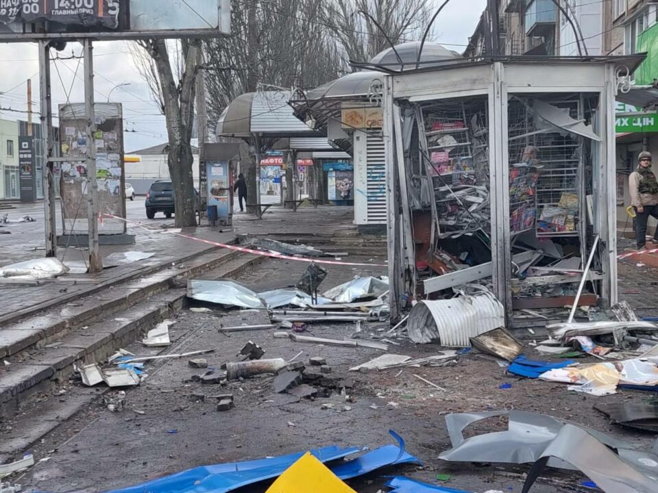 Російські окупанти обстріляли зупинку транспорту в Херсоні: є загиблі та поранені 