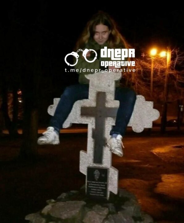 На Дніпропетровщині дівчина заради фотографії залізла на хрест біля церкви 