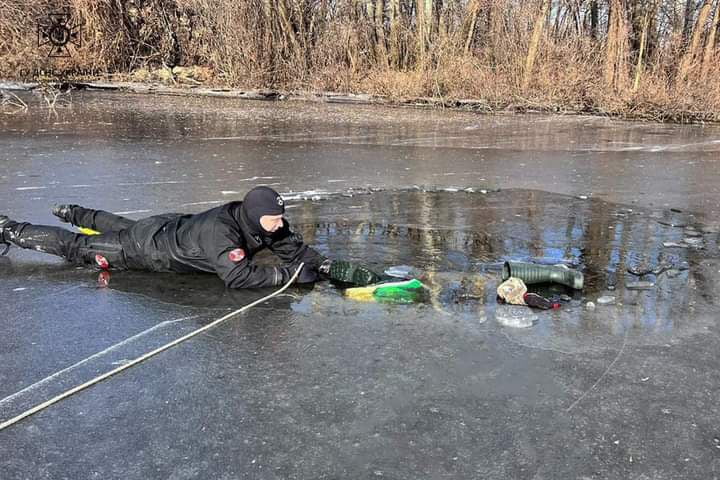 В Днепре спасатели вытащили из проруби тело мужчины - рис. 1