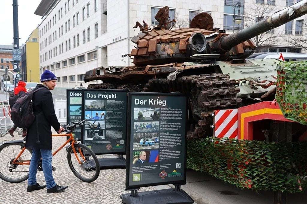 У Берліні навпроти посольства РФ встановили підбитий танк Т-72