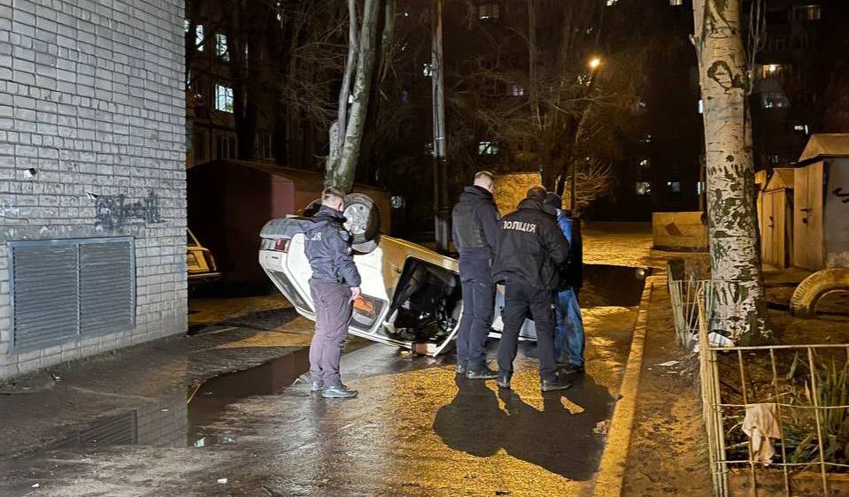 Водія затримали: подробиці нічної аварії на вулиці Космонавтів у Дніпрі - рис. 1