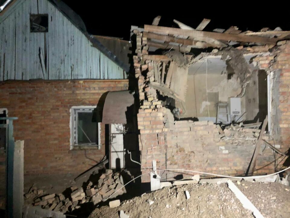 Російські окупанти обстріляли Нікополь на Дніпропетровщині: пошкоджені будинки та електромережі