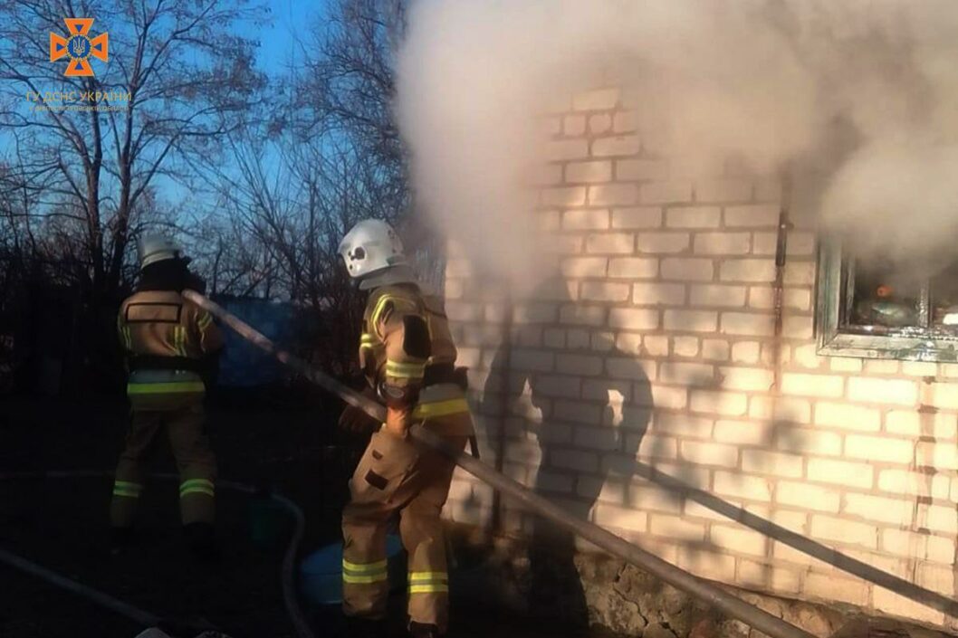Загинула жінка: на Дніпропетровщині надзвичайники ліквідували пожежу
