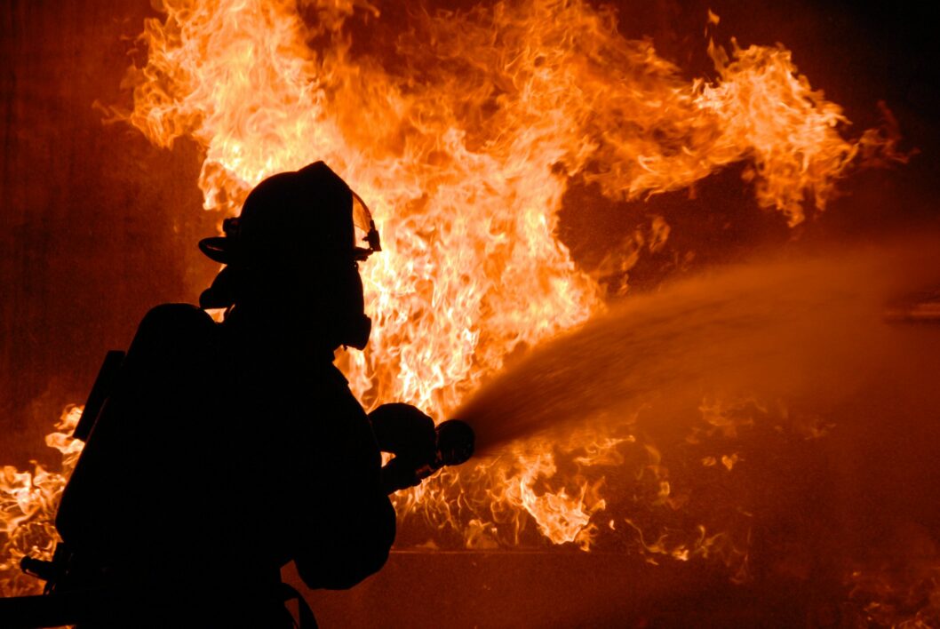 На Дніпропетровщині сталася пожежа в приватному будинку: постраждали дві людини