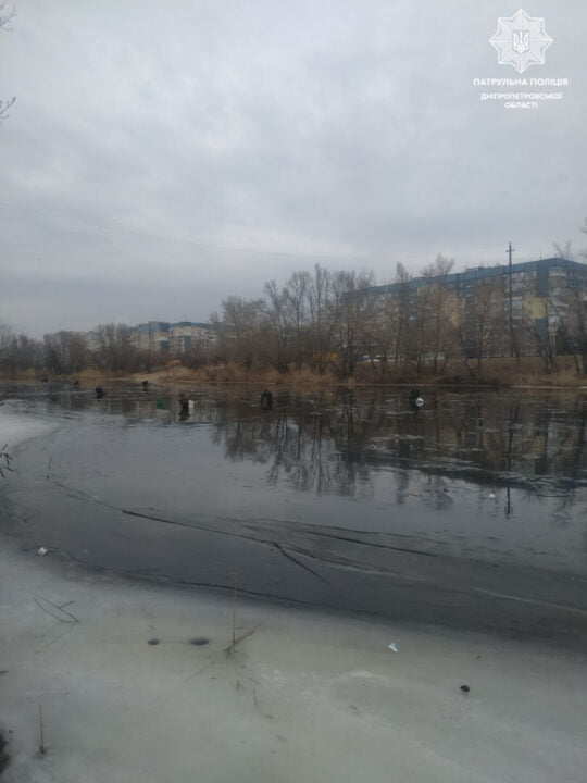 У Дніпрі рибалка провалився під кригу - рис. 3