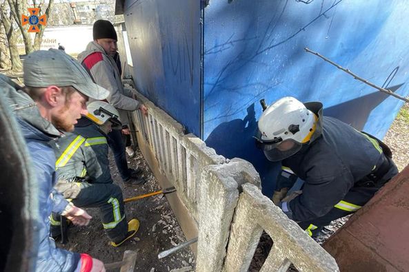 В Днепропетровской области на улице Бориса Джонсона спасли щенка - рис. 2