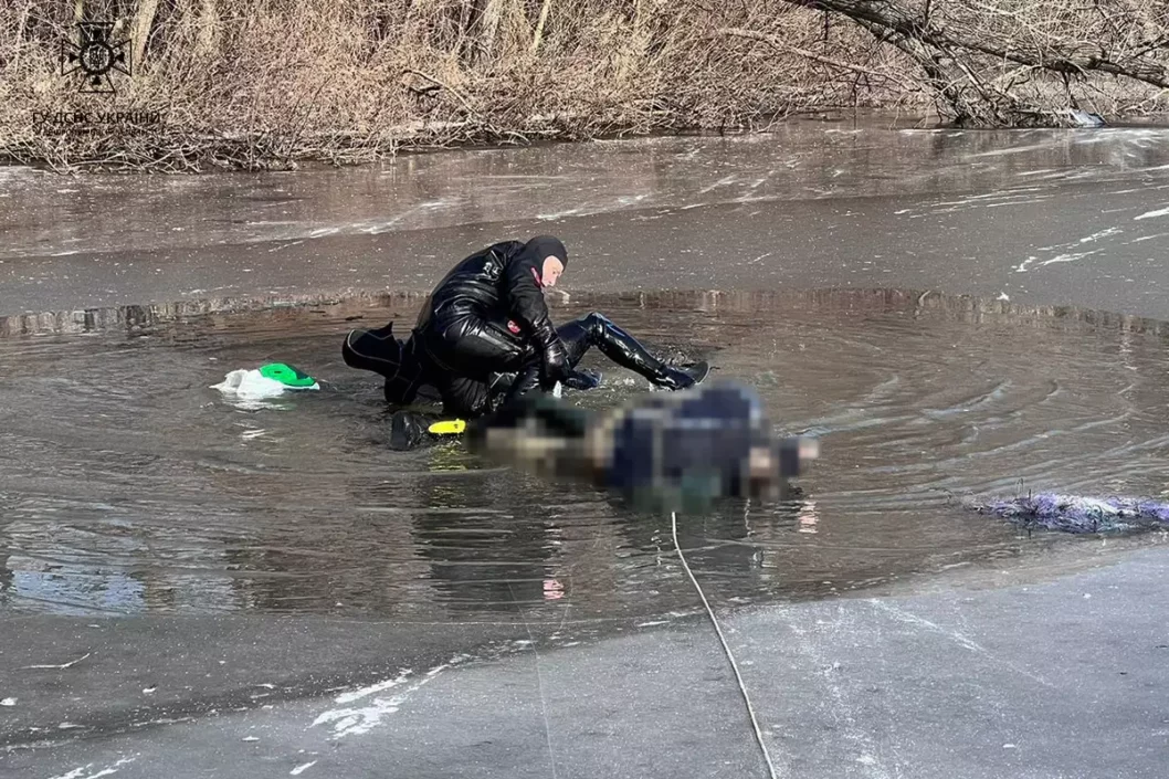 В Днепре спасатели вытащили из проруби тело мужчины - рис. 2