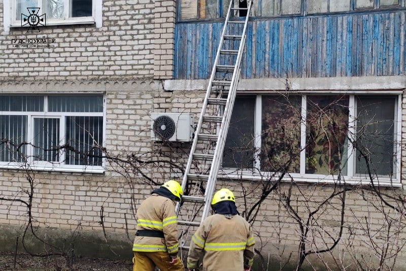 Дитина зачинила на балконі: на Дніпропетровщині рятувальники допомогли жінці вибратись з пастки