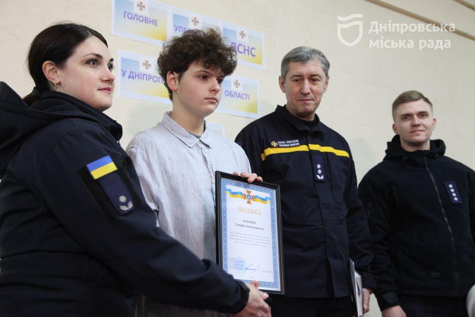 В Днепре наградили 7-классника, который разбирал завалы дома на Победе вместе со спасателями - рис. 1