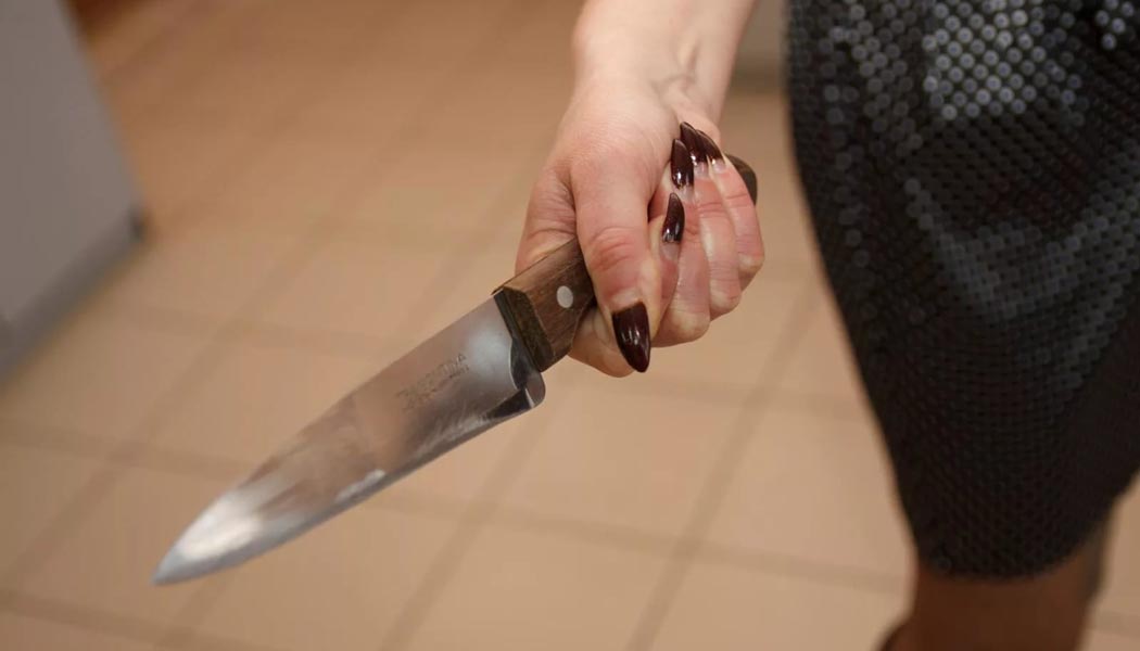 Из-за давней обиды: на Днепропетровщине пьяная женщина воткнула мужчине нож в спину - рис. 1