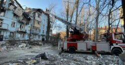 Российские оккупанты ударили ракетой по жилому дому в Запорожье: есть погибшие и пострадавшие - рис. 7