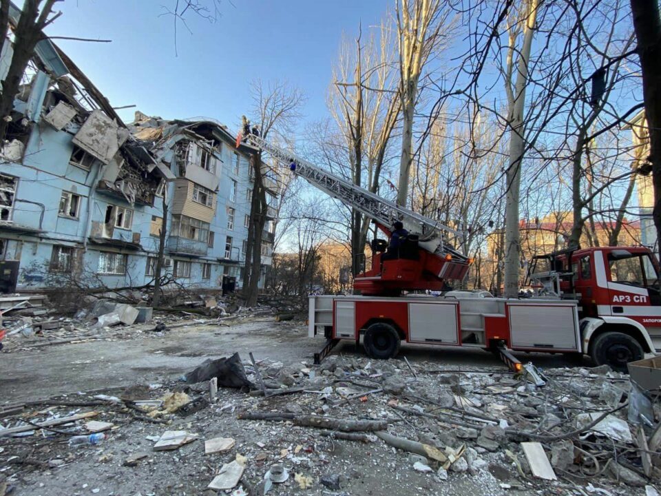 Російські окупанти поцілили ракетою по житловому будинку у Запоріжжі: є загиблі та постраждалі