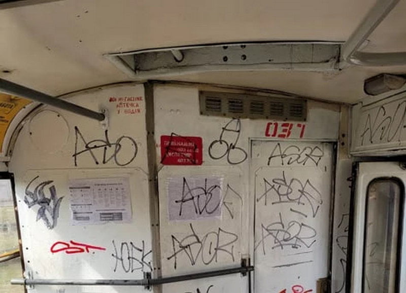 У Кривому Розі вандали розмалювали вагони швидкісного трамваю