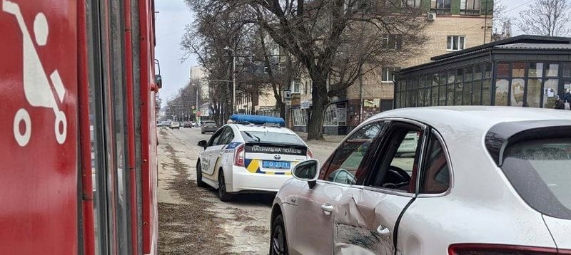 У Дніпрі на проспекті Лесі Українки зіштовхнулись легковик та трамвай