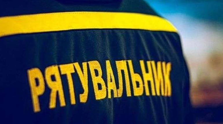 Випав з вікна та застряг між будівель: у Дніпрі спецслужби врятували містянина
