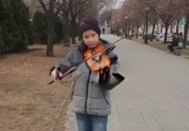 У центрі Дніпра школяр грає на скрипці, збираючи кошти на потреби ЗСУ - рис. 1