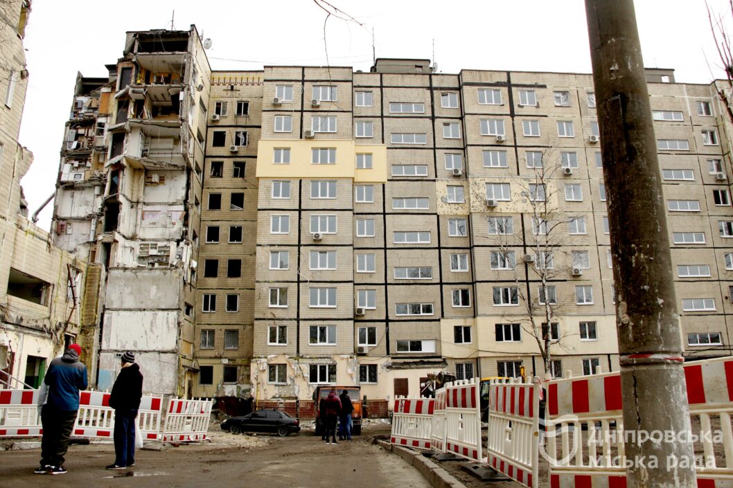 Мер Дніпра перевірив, як відновлюють зруйнований будинок на житломасиві Перемоза