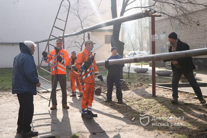 В Днепре по обращению жителей омолодили и удалили деревья на проспекте Героев - рис. 3