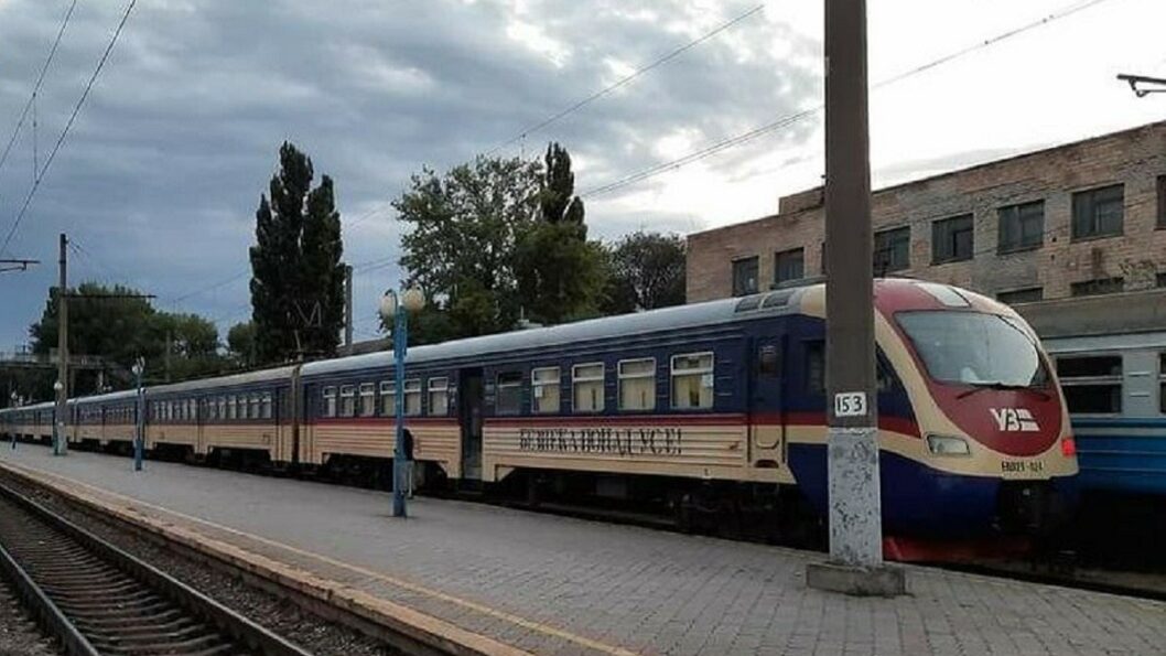 Два электропоезда из Кривого Рога будут делать по пути следования больше остановок