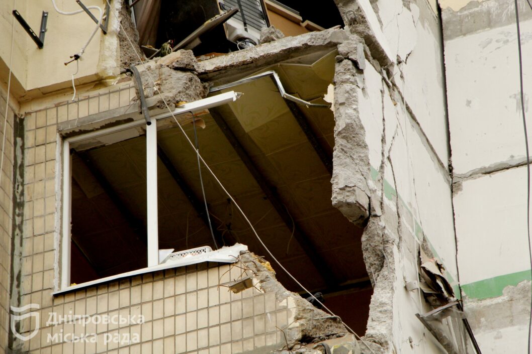 Мер Дніпра перевірив, як відновлюють зруйнований будинок на житломасиві Перемоза