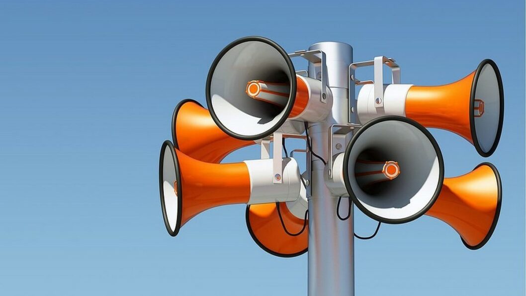 В небе над Днепром прогремели взрывы: оставайтесь в укрытиях - рис. 1