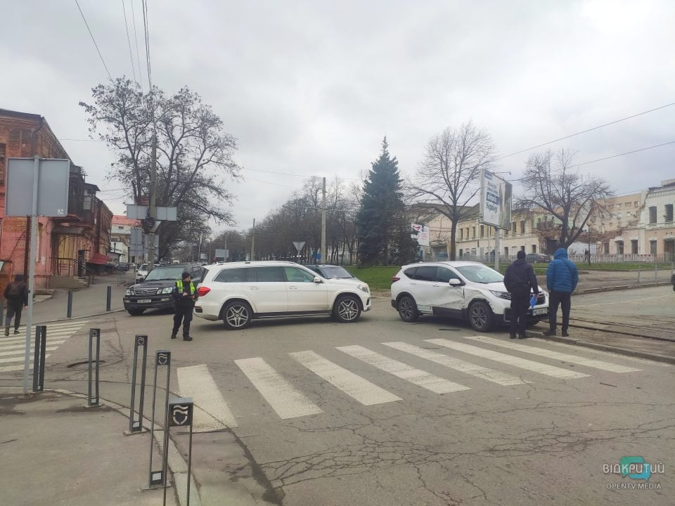 У середмісті Дніпра зіштовхнулися Honda і Mercedes: рух транспорту ускладнено