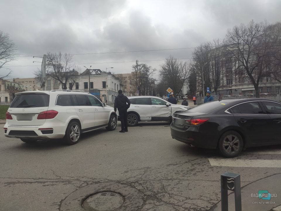 У середмісті Дніпра зіштовхнулися Honda і Mercedes: рух транспорту ускладнено