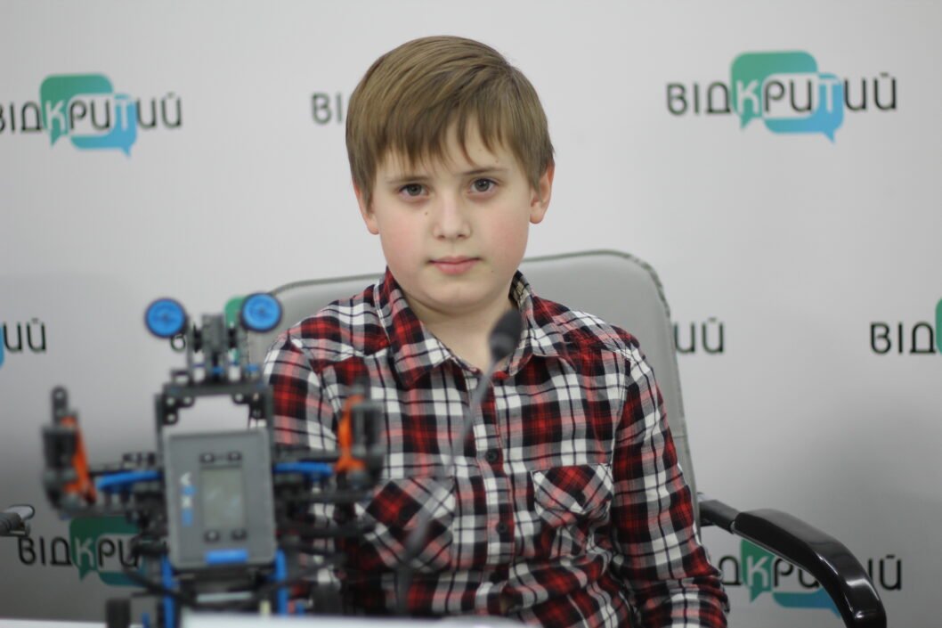 В Днепре дети программируют роботов, с которыми можно обниматься - рис. 3