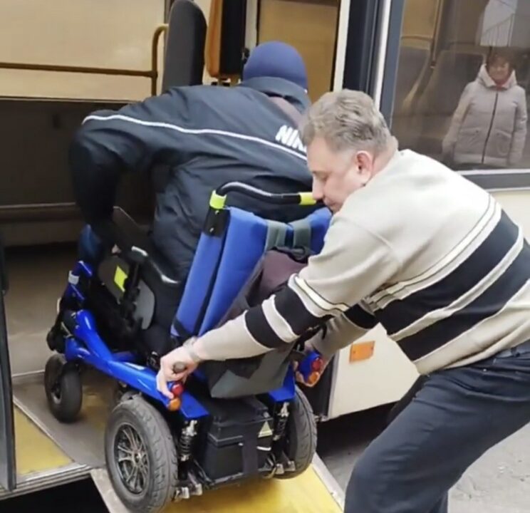 У Кривому Розі водій міського автобуса облаяв людину з інвалідністю