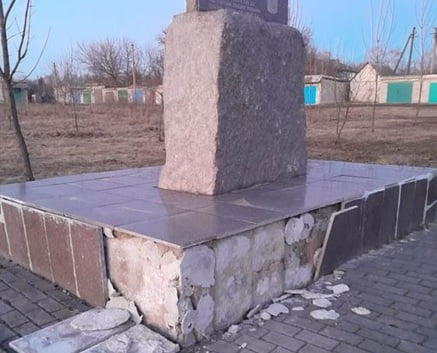 У П'ятихатках руйнується пам'ятник жертвам Голодомору - рис. 1