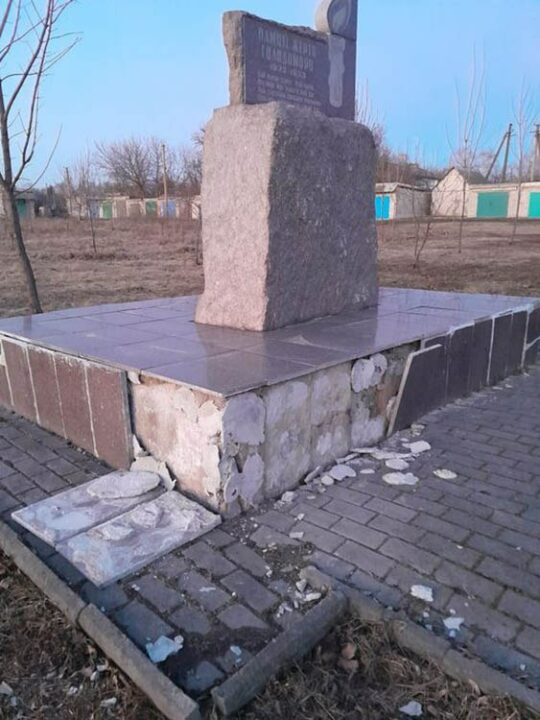 У П'ятихатках руйнується пам'ятник жертвам Голодомору