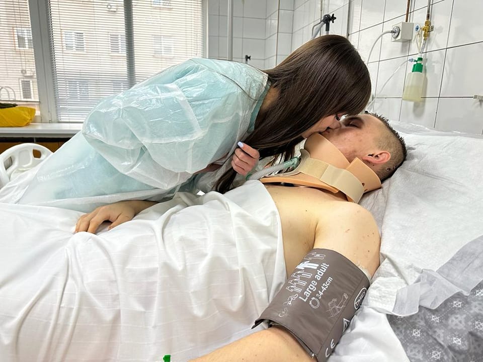 Любовь побеждает даже смерть: в Днепре врачи и девушка борются за жизнь раненого бойца