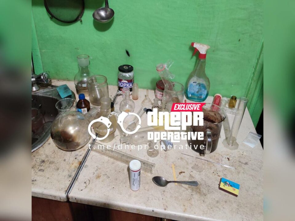 У Дніпрі чоловік, який страждає на шизофренію, виготовляв наркотики