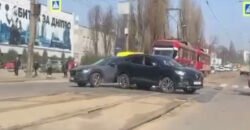 Рух трамваїв заблоковано: у Дніпрі сталася аварія на проспекті Богдана Хмельницького (Відео)