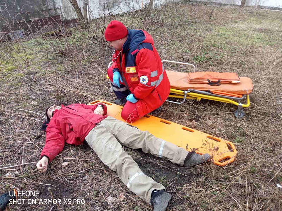 В Новомосковском районе мужчина упал с крыши и тяжело травмировался