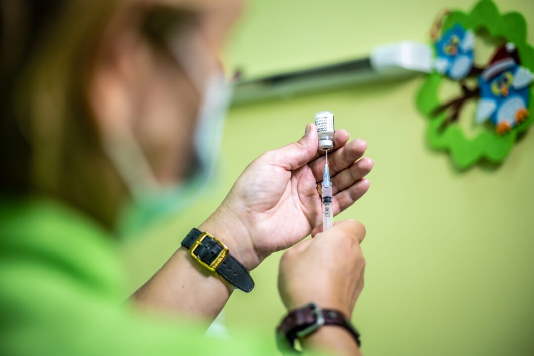 Зберегти здоров'я собі та близьким: мешканців Дніпропетровщини закликають щеплюватись від COVID-19