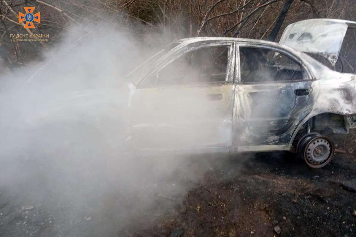 У Новомосковському районі пенсіонер ледь не згорів у своєму авто