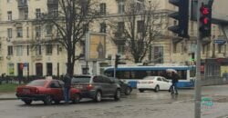 Рух транспорту ускладнено: в центрі Дніпра сталася аварія (Фото)