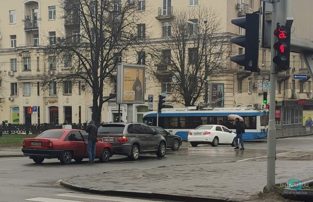 Рух транспорту ускладнено: в центрі Дніпра зіштовхнулися Opel та BMW
