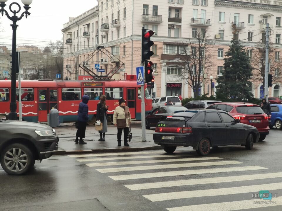 Рух транспорту ускладнено: в центрі Дніпра зіштовхнулися Opel та BMW