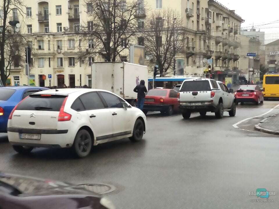 Рух транспорту ускладнено: в центрі Дніпра зіштовхнулися Opel та BMW