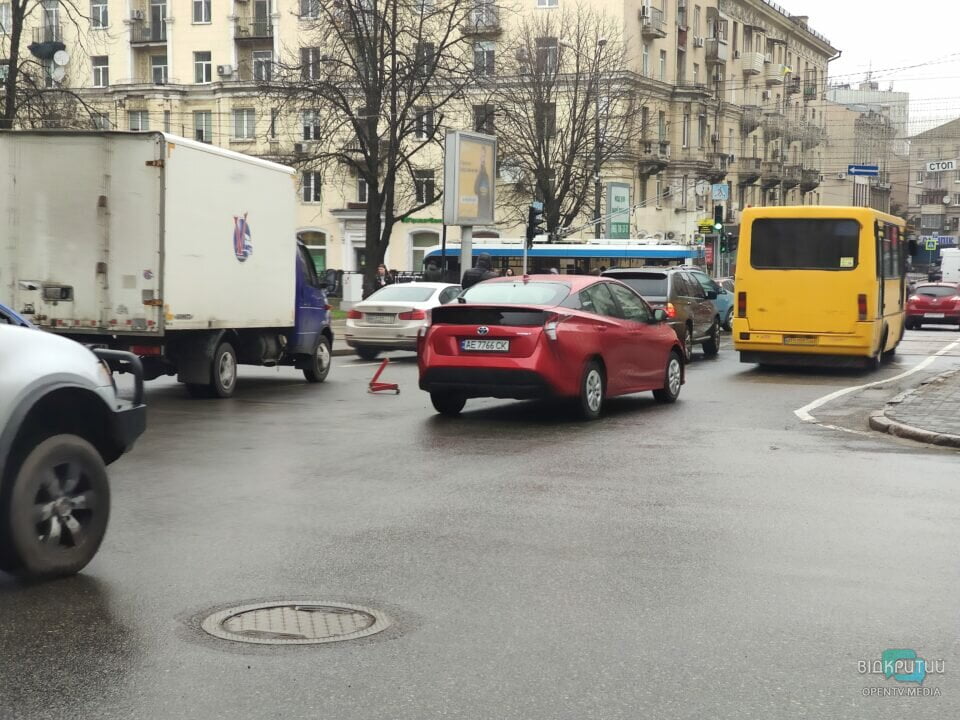 Рух транспорту ускладнено: в центрі Дніпра зіштовхнулися Opel та BMW