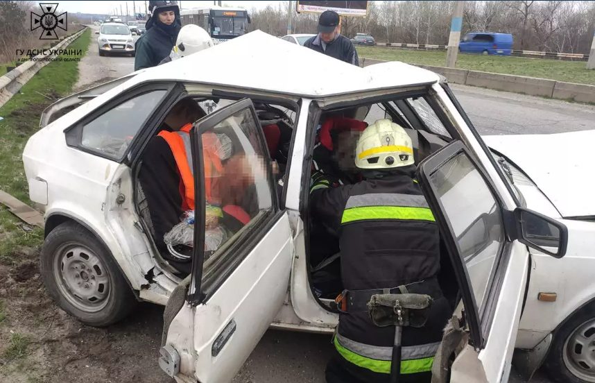 Смертельна ДТП у Кам'янському: водія та пасажирку вирізали з понівеченого авто - рис. 1