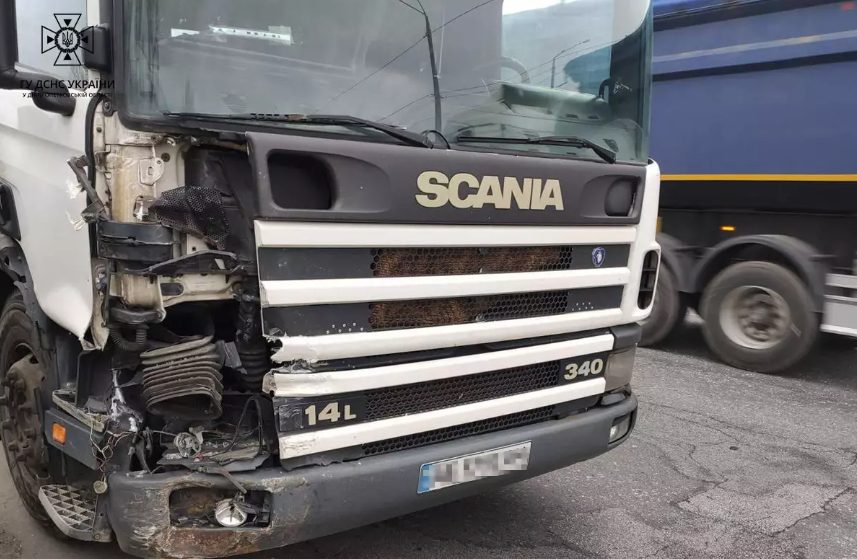 Смертельна ДТП у Кам'янському: водія та пасажирку вирізали з понівеченого авто - рис. 2