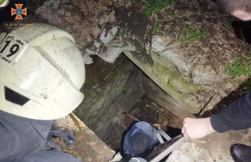 Врятували життя: у Дніпрі надзвичайники дістали чоловіка з каналізаційного колодязя