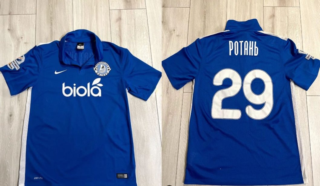 Средства пойдут на ВСУ: на аукционе разыгрывают футболку экс-капитана «Днепра» Руслана Ротаня