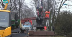 Культурна дерусифікація: в Дніпрі зносять пам’ятники радянським «героям»