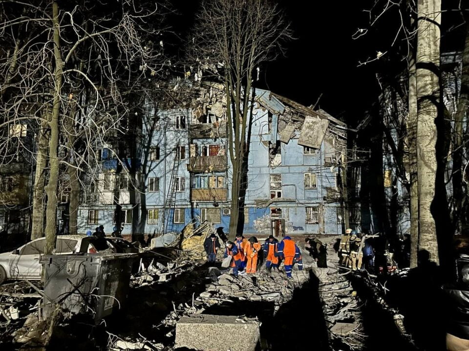 Російські окупанти поцілили ракетою по житловому будинку у Запоріжжі: є загиблі та постраждалі
