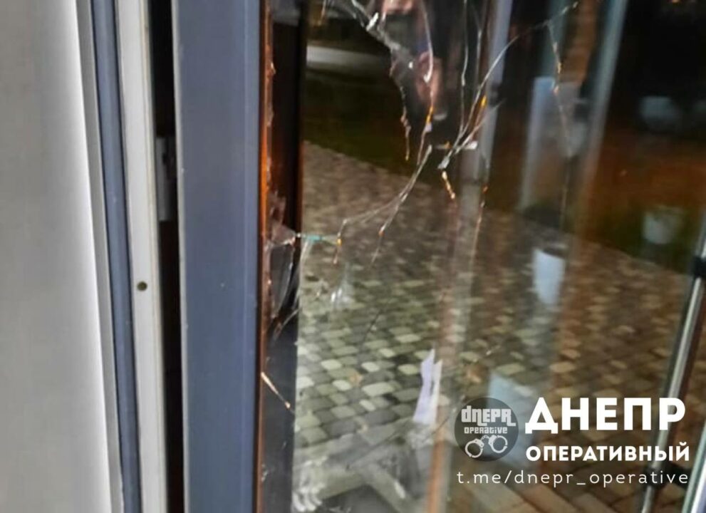 Крушил окна магазина: в Днепре задержали пьяного военнослужащего из Киева - рис. 1