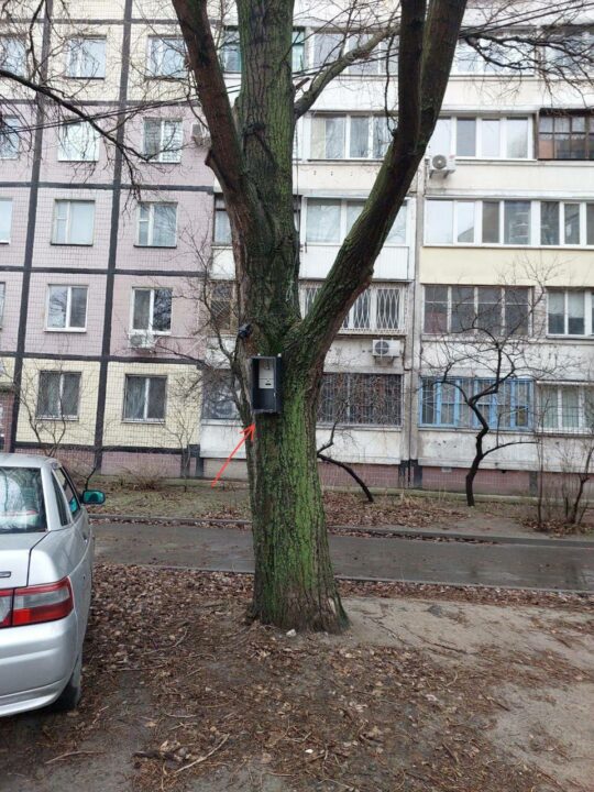У Дніпрі власники електрокарів зробили небезпечну зарядну станцію у дворі будинку